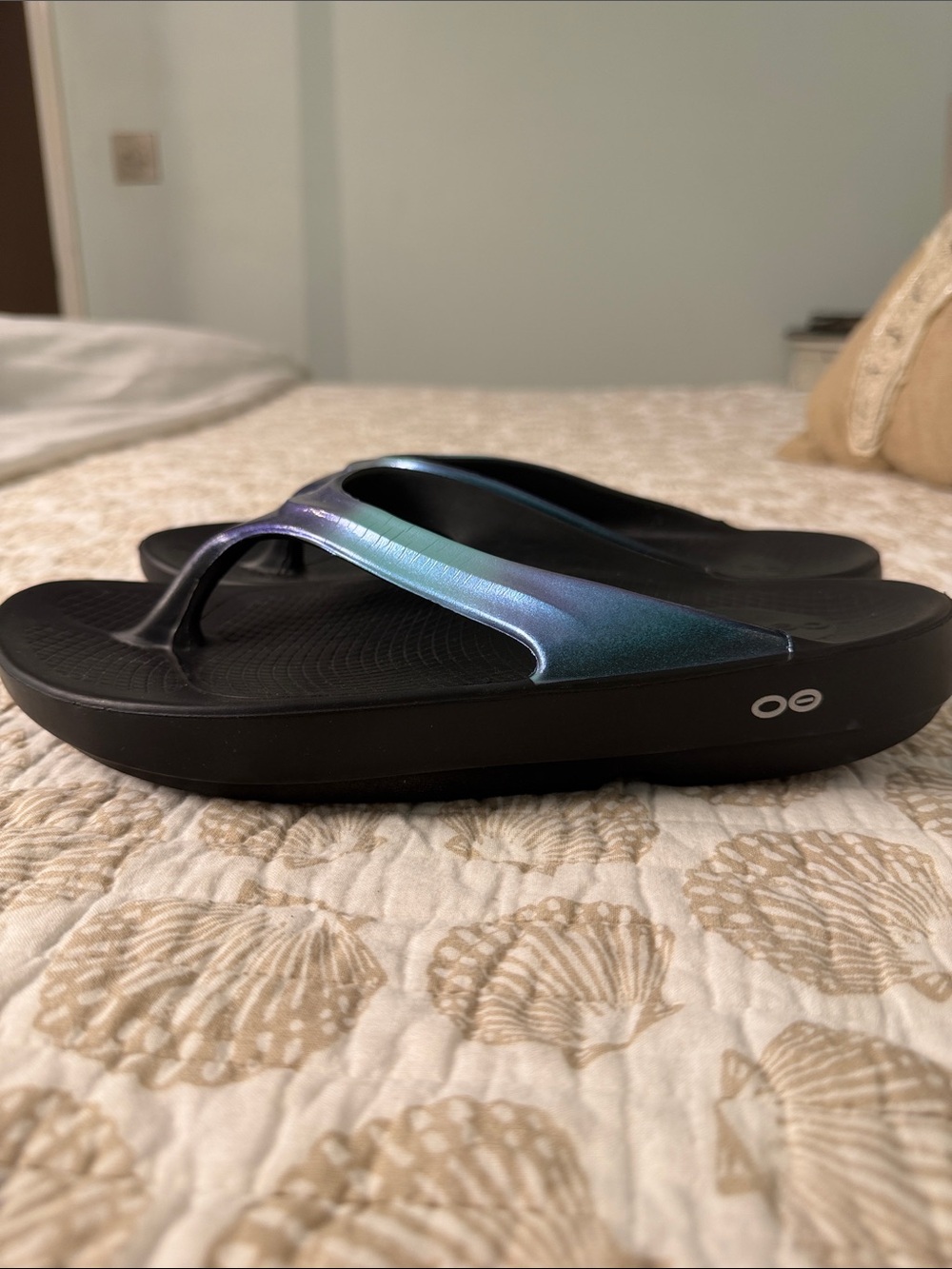 OOFOS Iridescent Black Flip Flop Sandals